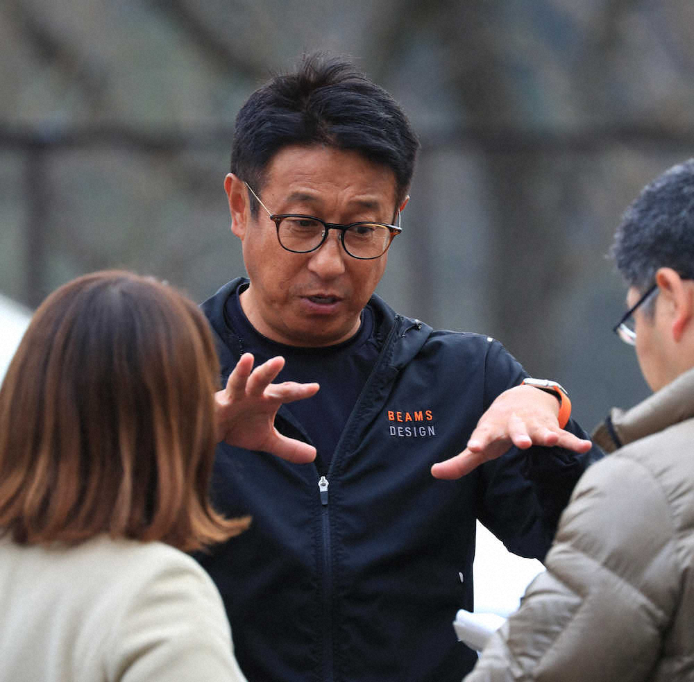 【画像・写真】＜巨人新人合同自主トレ＞報道陣に囲まれる宮本コーチ　（撮影・白鳥　佳樹）
