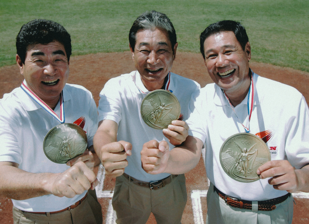 2008年1月1日付けスポニチ紙面で山本浩二氏（左）、田淵幸一氏（右）と金メダルを手に笑顔を見せる星野仙一氏