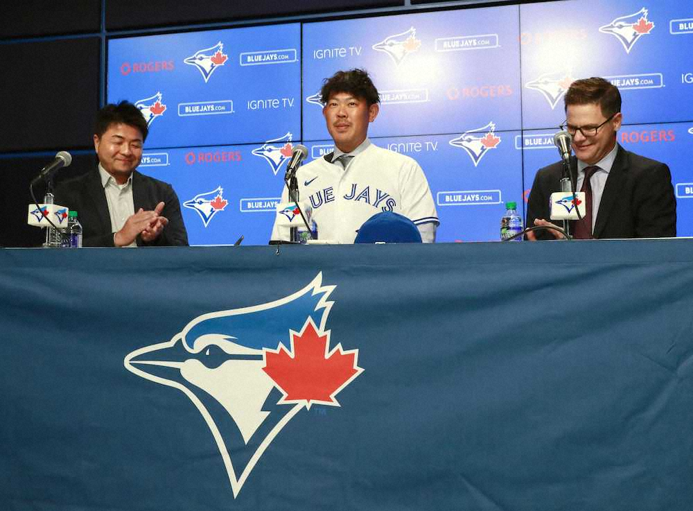 【画像・写真】山口　背番号「１」ユニホームに袖「うれしく思う」　ブ軍入団会見でガッツポーズ披露