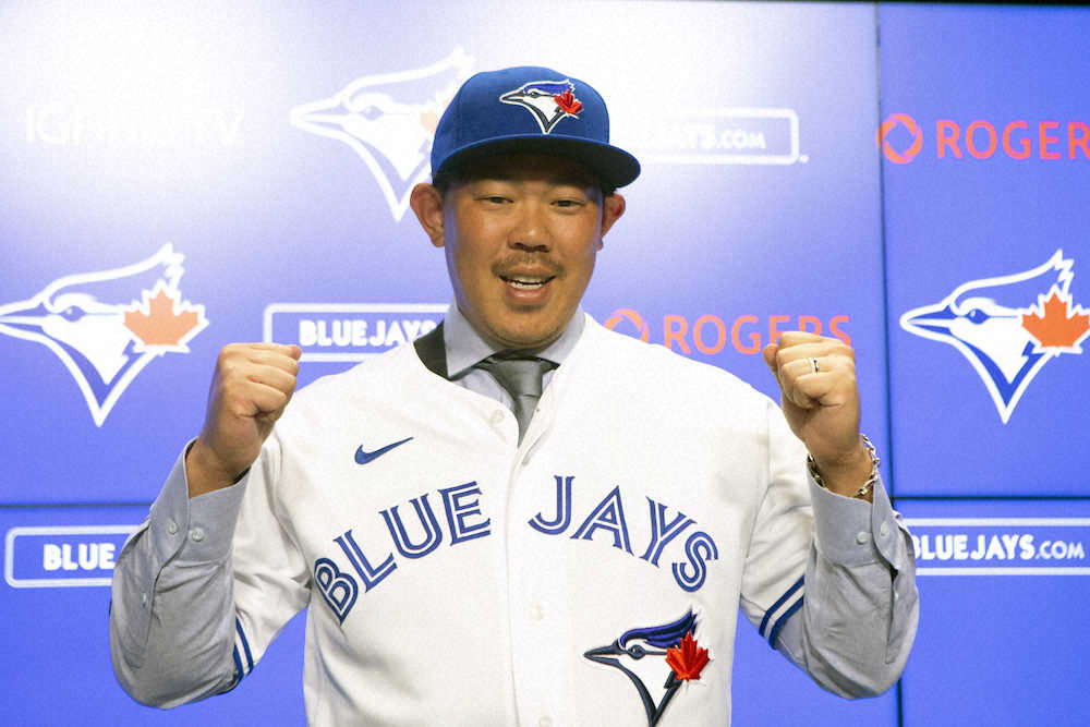 【画像・写真】入団会見でガッツポーズする山口（AP）