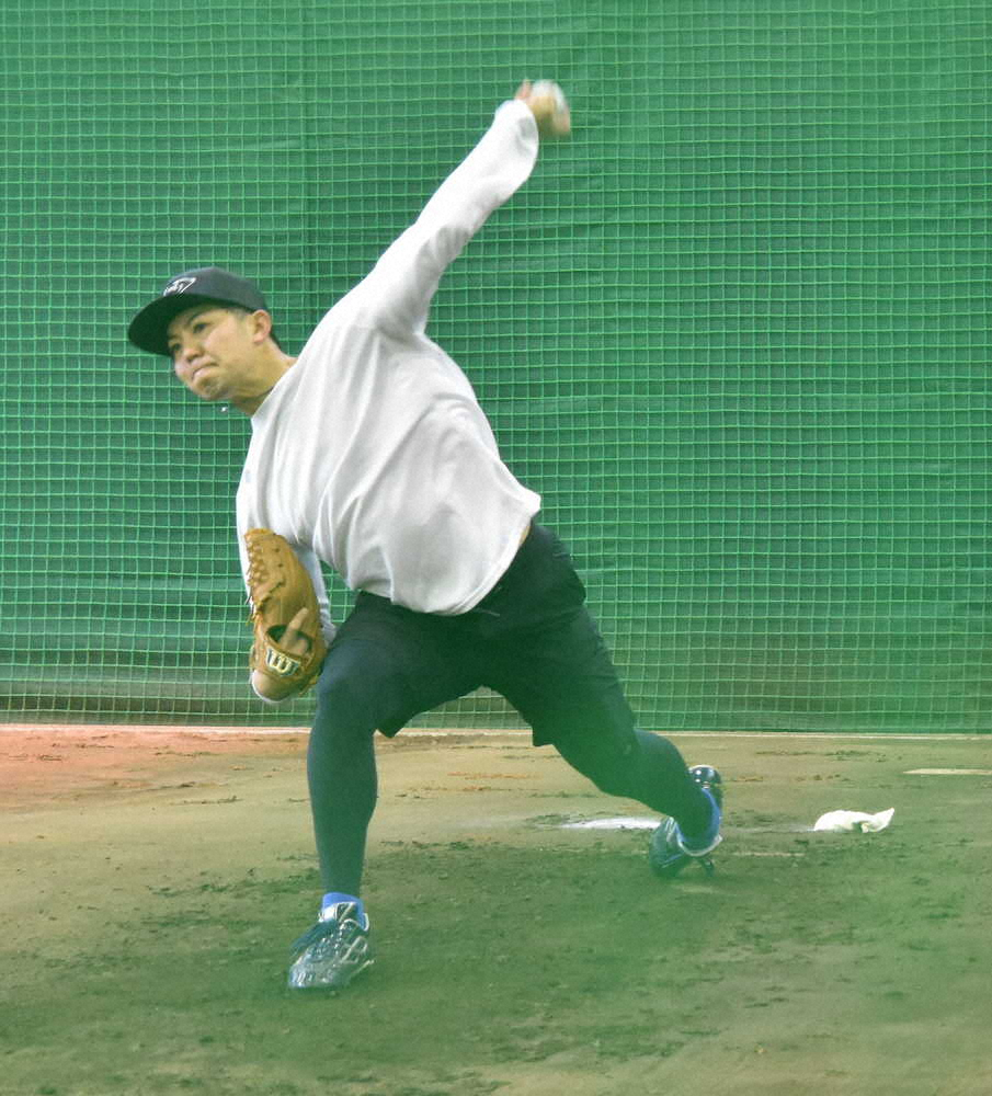 【画像・写真】DeNA・東が初ブルペン　立命大後輩の投球に刺激「負けていられない」