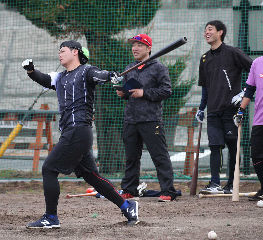 秋山（右）の前で打撃練習に汗を流す細川（左）（撮影・西海健太郎）