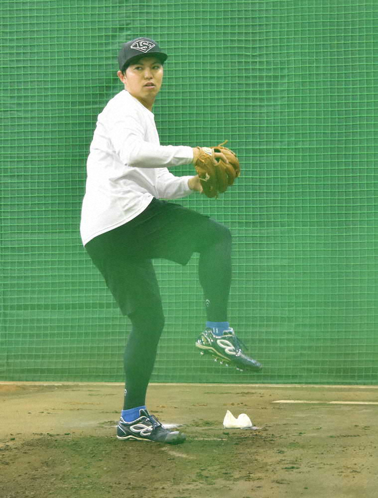 【画像・写真】室内のブルペンで投球練習を行うDeNA・東