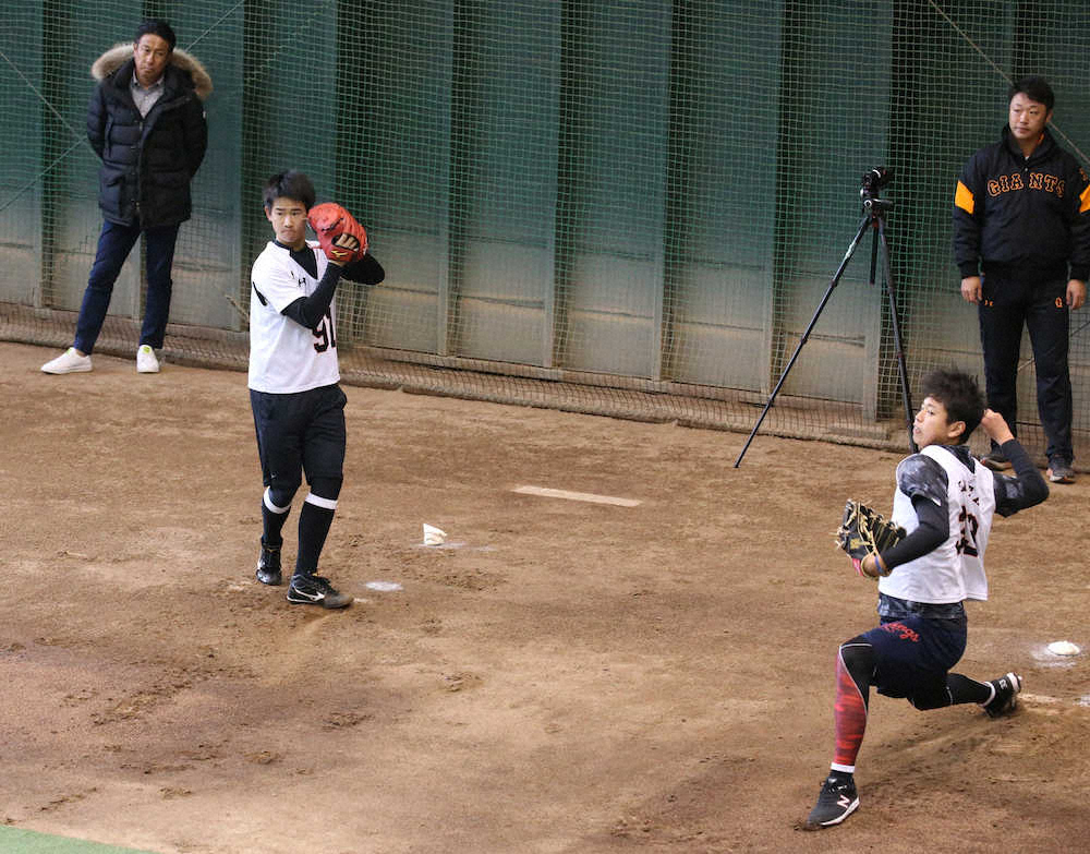 【画像・写真】巨人ルーキー太田＆井上が初ブルペン　元木ヘッドら熱視線