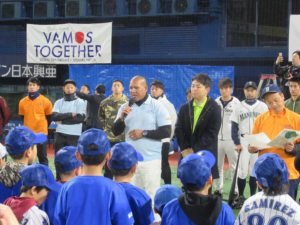 「VAMOS　TOGETHER　YOKOHAMA」の野球イベントで開会のあいさつをするDeNA・ラミレス監督（中央）