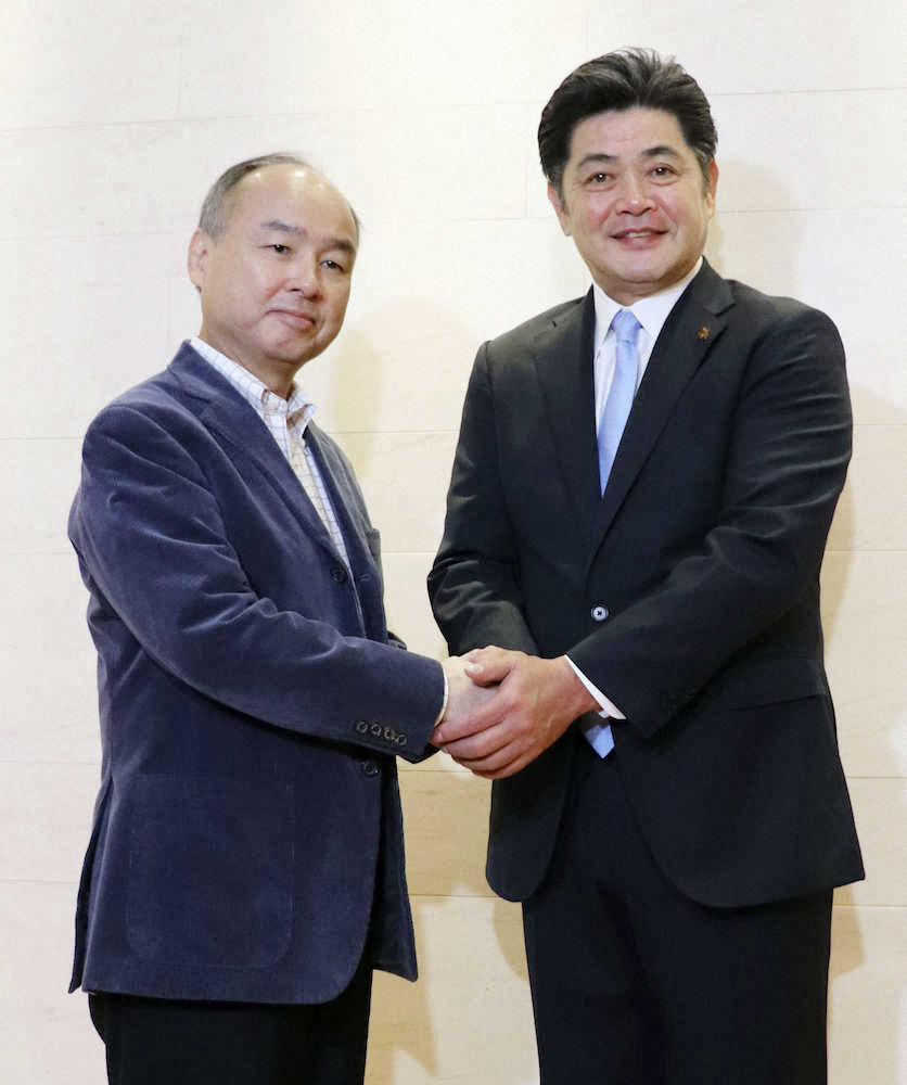 【画像・写真】ソフトバンクの孫オーナー（左）への報告を終え、握手する工藤監督