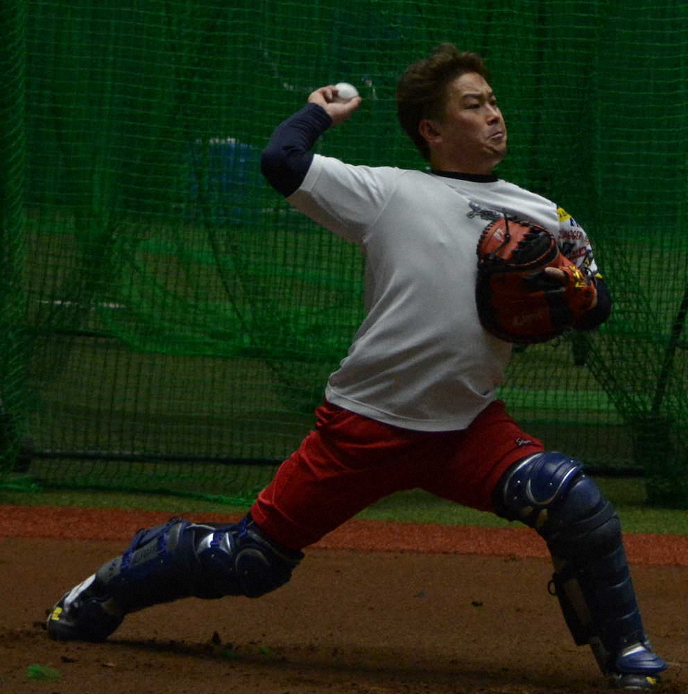 術後初めてレガースを付けて二塁送球練習を行った西武・岡田