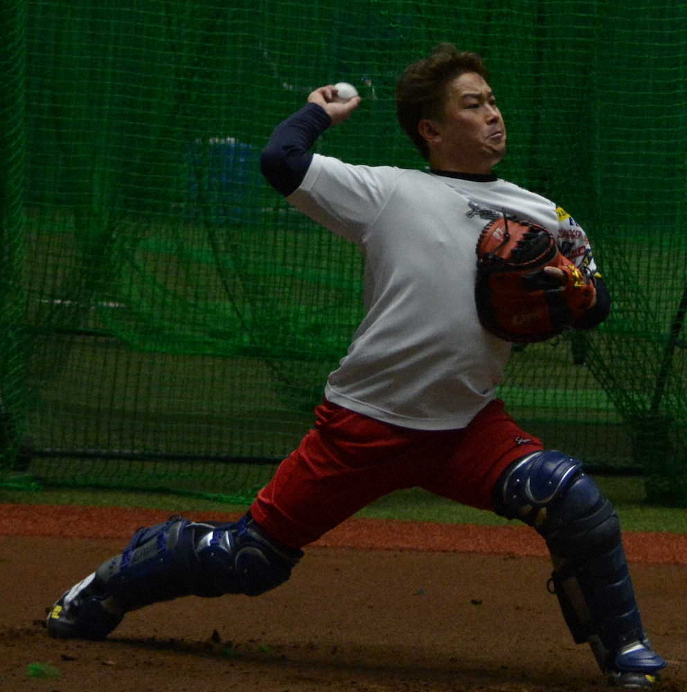 【画像・写真】西武　岡田、左親指と左膝手術後初　レガース付け二塁送球練習「いい感じ」