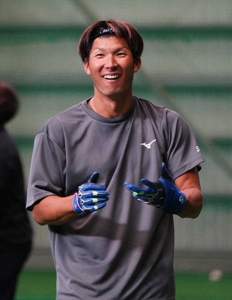 【画像・写真】笑顔で自主トレする大田（撮影・沢田　明徳）
