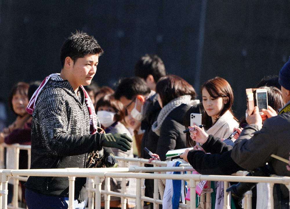 【画像・写真】ファンにサインする清宮（撮影・沢田　明徳）