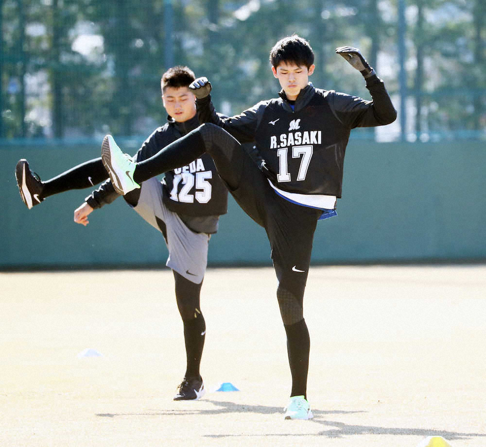 【画像・写真】アップを行う佐々木朗と植田（左）（撮影・西川祐介）