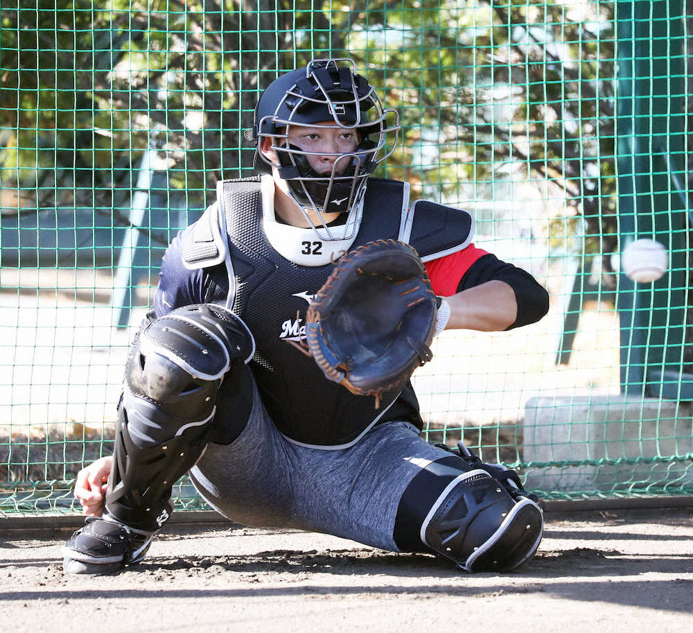 【画像・写真】ブルペンで山本大貴の投球を受けたドラフト2位の佐藤都志也（撮影・西川祐介）