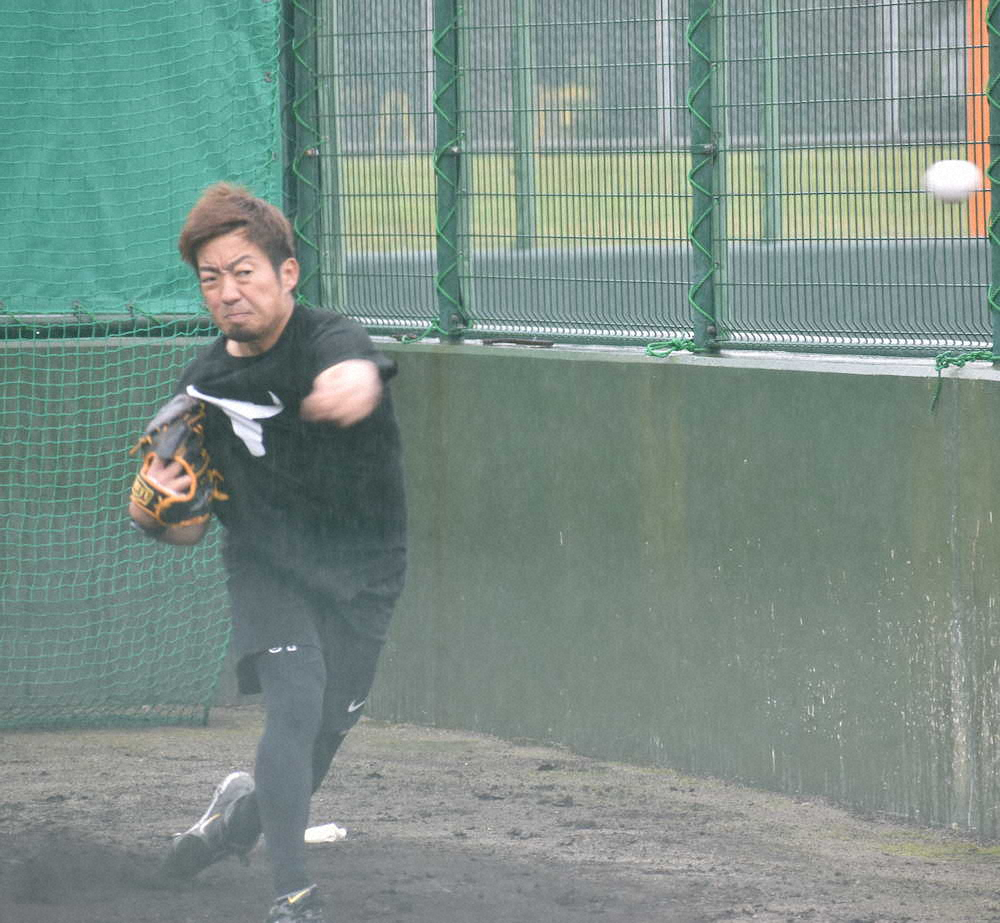 【画像・写真】マウンドで投げ込む嘉弥真新也
