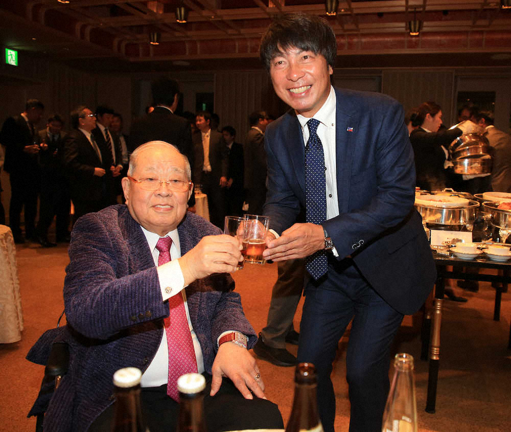 【画像・写真】高津監督を激励　“ノムさん節”さく裂「ヘッドコーチ　喜んでやりますよ」