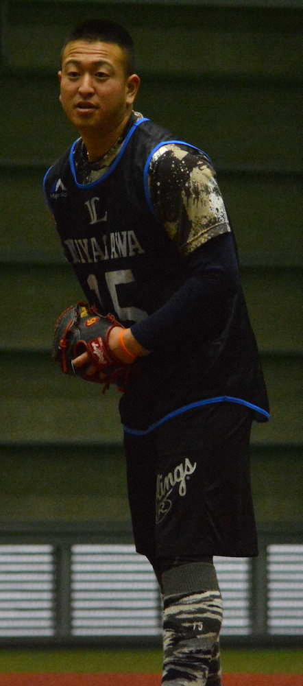 【画像・写真】西武・渡辺GM　ルーキーコンビのブルペン視察　宮川＆浜屋に「ともに即戦力」