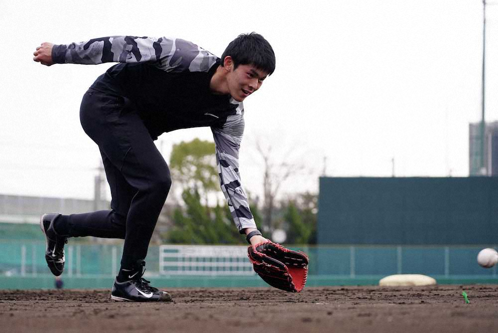 【画像・写真】ロッテ佐々木朗希　居残りノック20分！キャンプへ「土のグラウンドに慣れたかった」