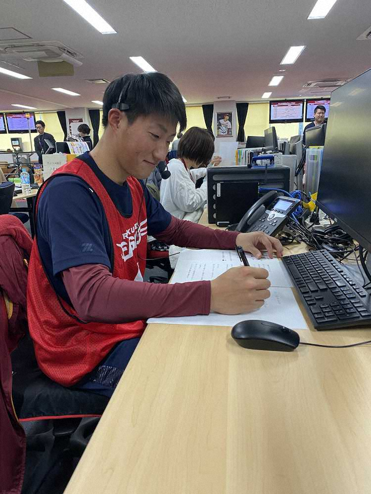 【画像・写真】楽天ルーキーが職業体験　ドラ1小深田はコールセンターで電話対応「自己採点は30点」