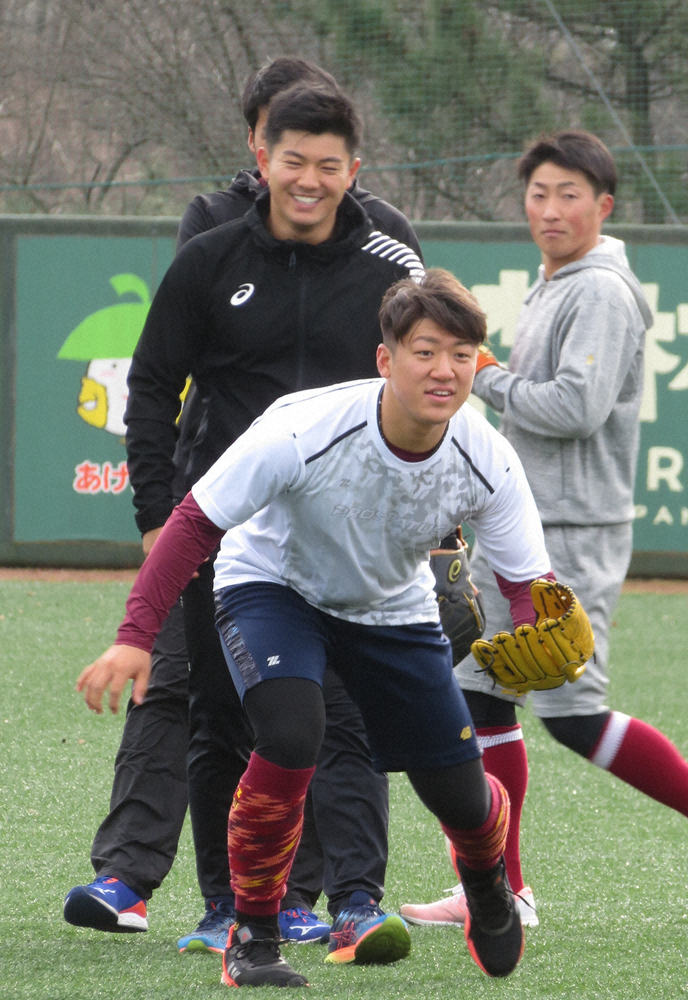 【画像・写真】楽天ドラフト5位の福森（中央手前）
