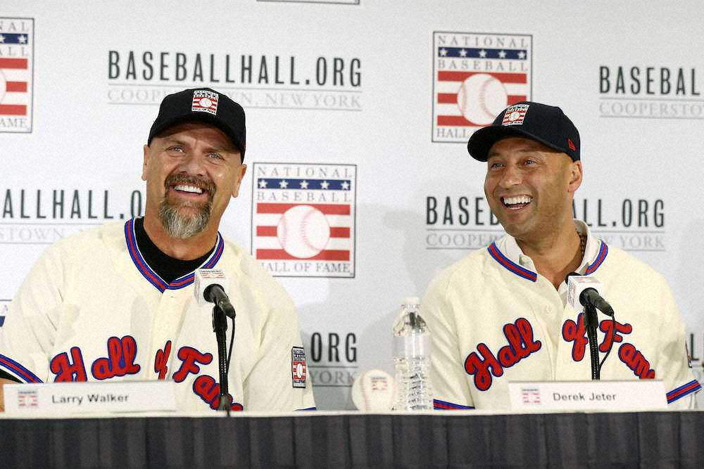 笑顔で記者会見する、米国野球殿堂入りが決まったラリー・ウォーカー氏（左）とデレク・ジーター氏