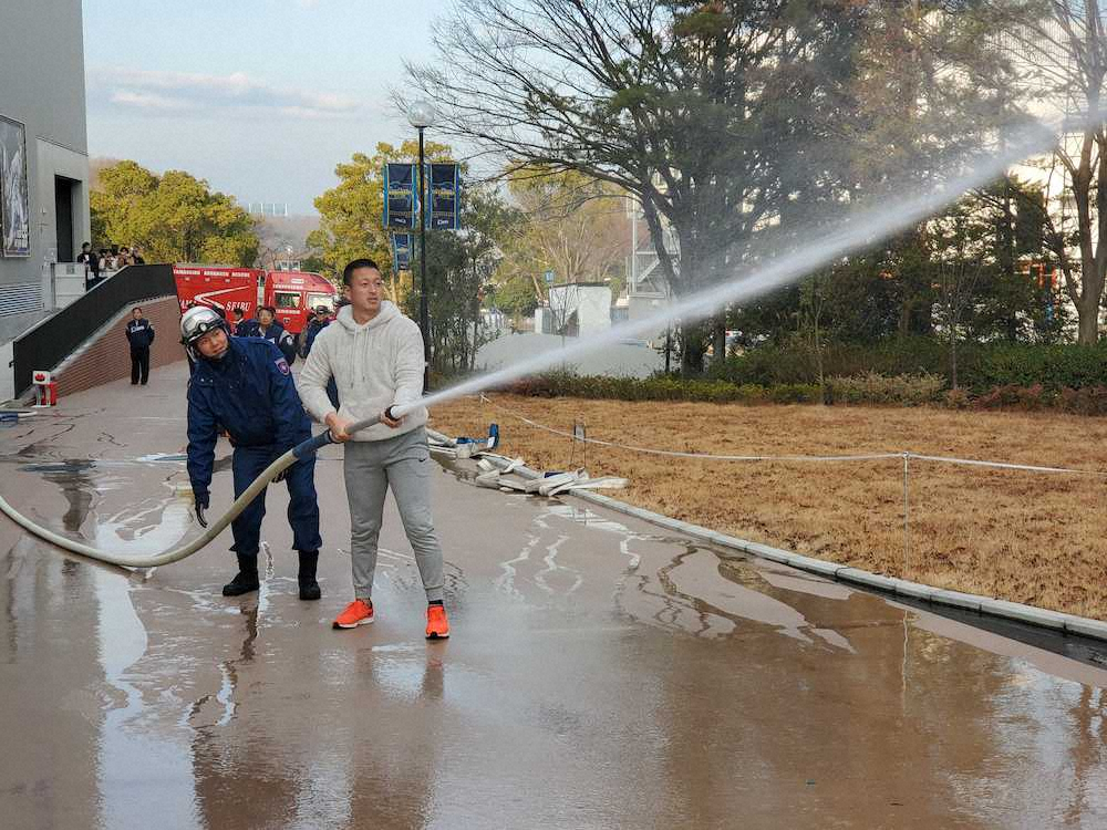 【画像・写真】西武ルーキーが防災訓練　消火体験のドラ1宮川「はしご車乗ったことあるんです」