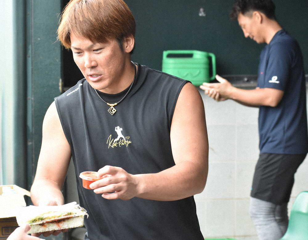 【画像・写真】金武町名物「キングタコス」を報道陣全員に振る舞う甲斐拓也。後方はヤクルト嶋基宏