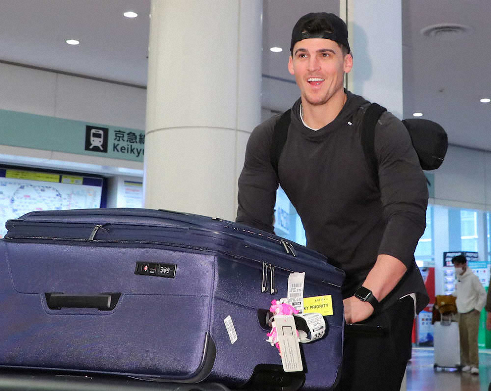 【画像・写真】DeNA新外国人オースティン来日　超美人妻同伴「日本文化にも触れられれば」