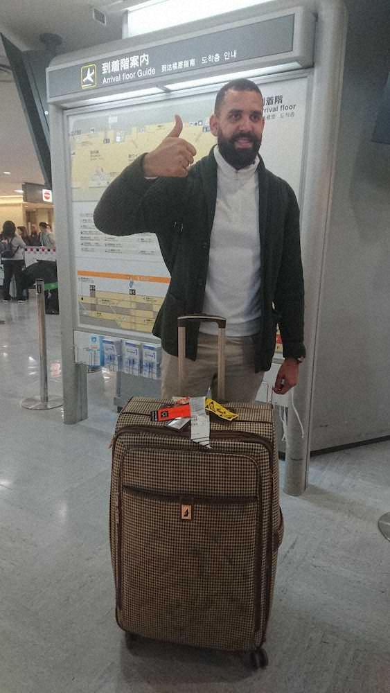 【画像・写真】ヤクルト新外国人右腕　イノーアが来日、すし好き告白「いっぱい食べるよ」