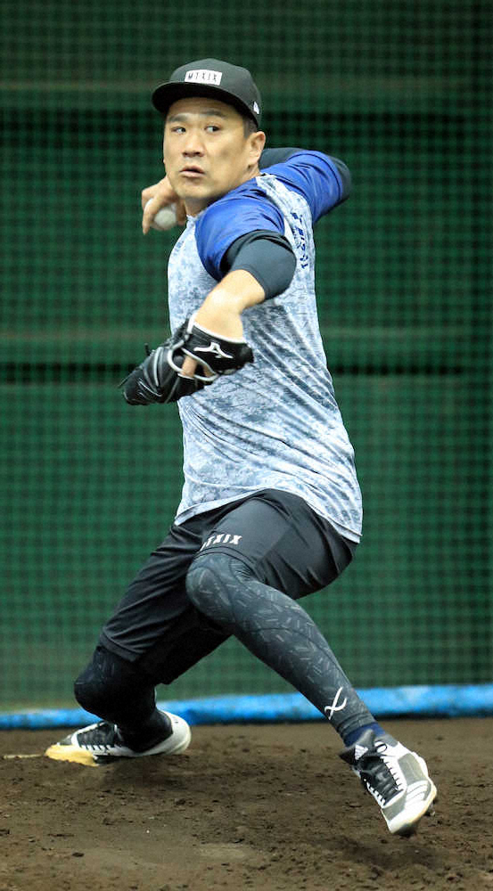 【画像・写真】ブルペンで投球練習を行う田中（撮影・久冨木　修）　