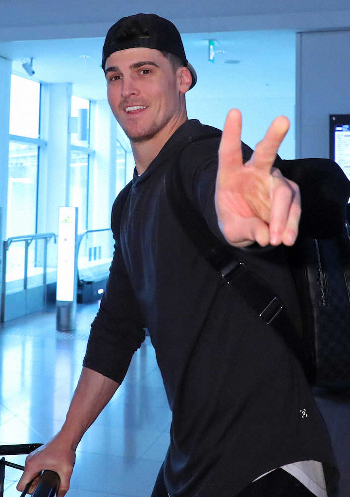 【画像・写真】来日し、カメラに向かってピースサインするDeNA・オースティン（撮影・木村　揚輔）