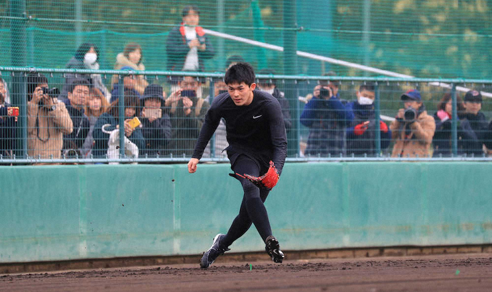 【画像・写真】ファンを背にノックをうける佐々木朗（撮影・白鳥　佳樹）