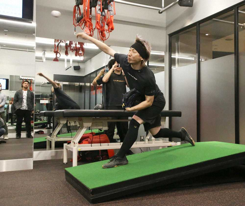 自主トレを公開した日本ハム・金子は傾斜のついた台の上で投球を行う（撮影・村上　大輔）