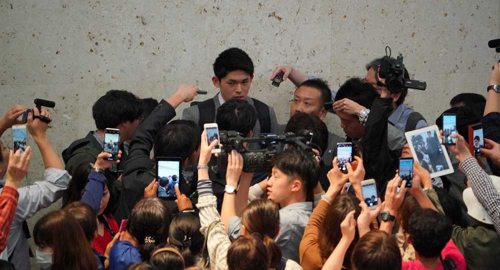 【画像・写真】ロッテ　佐々木朗、キャンプ地石垣島入り　ファンら100人集結もリラックス