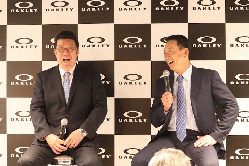 トークショーで笑顔を見せる広島・佐々岡監督（左）と金本氏