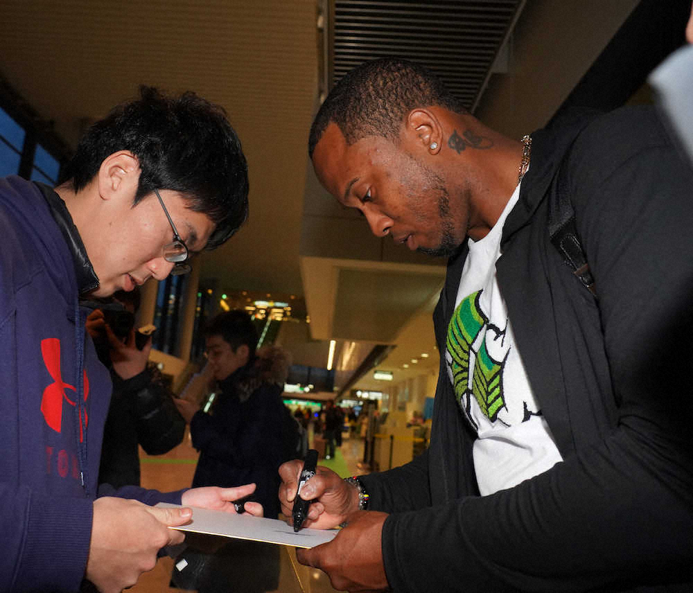 【画像・写真】成田空港に到着しファンにサインするエスコバー（撮影・沢田　明徳）