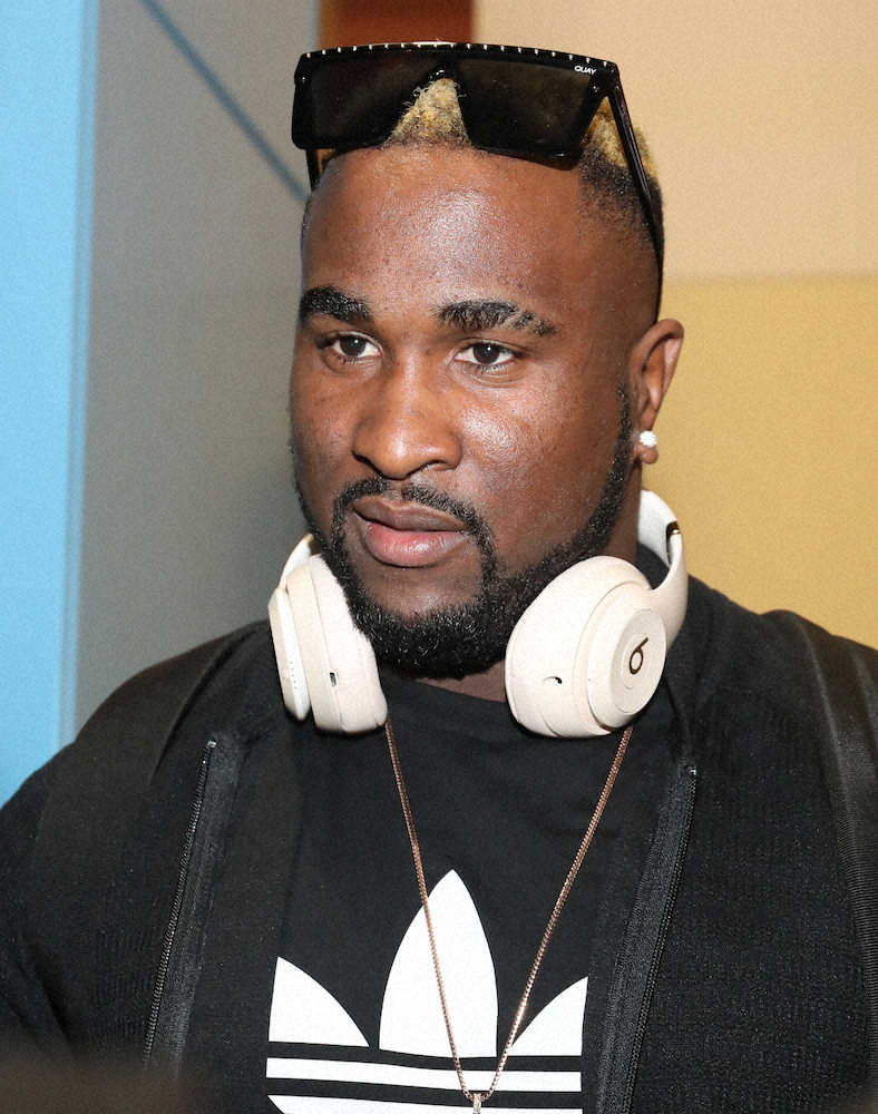 【画像・写真】阪神・ガルシア　ド派手に金髪モヒカンで来日　14日に次女誕生「新しい家族が増えたので頑張りたい」