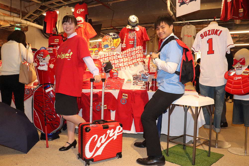 【画像・写真】広島　新グッズお披露目　「ぼく小窪」回文Tシャツにプロテクト型リュックも