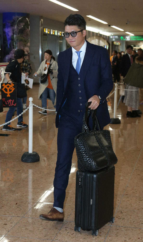 【画像・写真】空港上空で1時間旋回…巨人ドキドキの宮崎入り　大幅遅れも坂本ら拍手「みんなで応援していた」