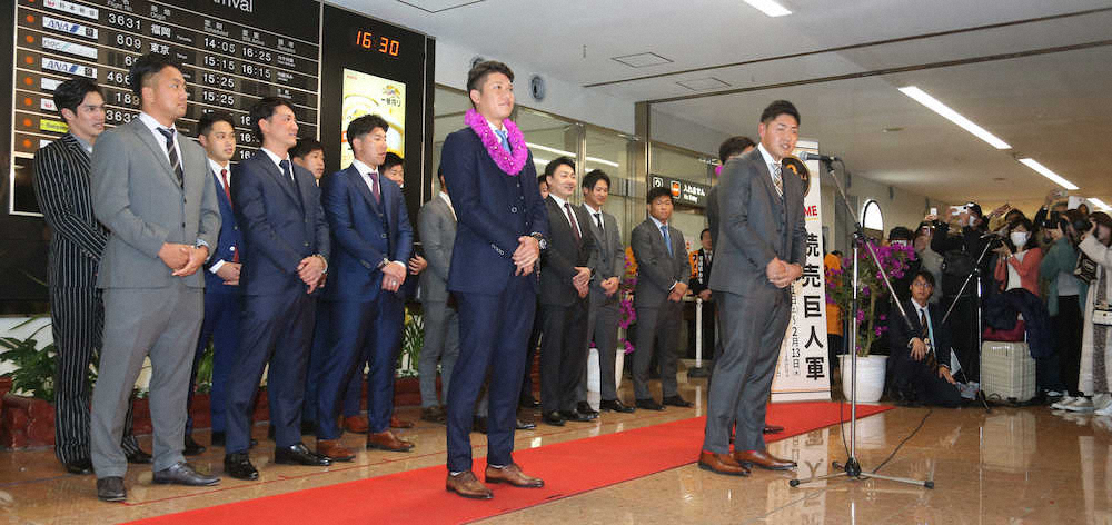 【画像・写真】巨人・岡本　サプライズ指名で爆笑挨拶「今年は日本一になれなかったので…」