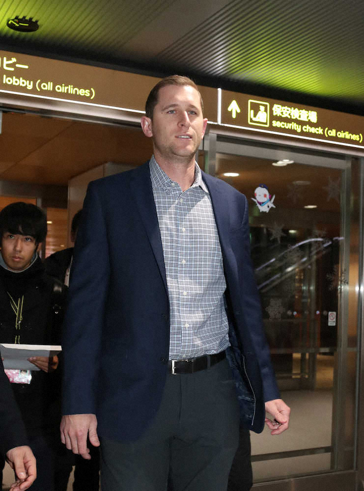 【画像・写真】持ってる新助っ人！阪神・ガンケルが来日　欠航相次ぐ中、無事に大阪入り