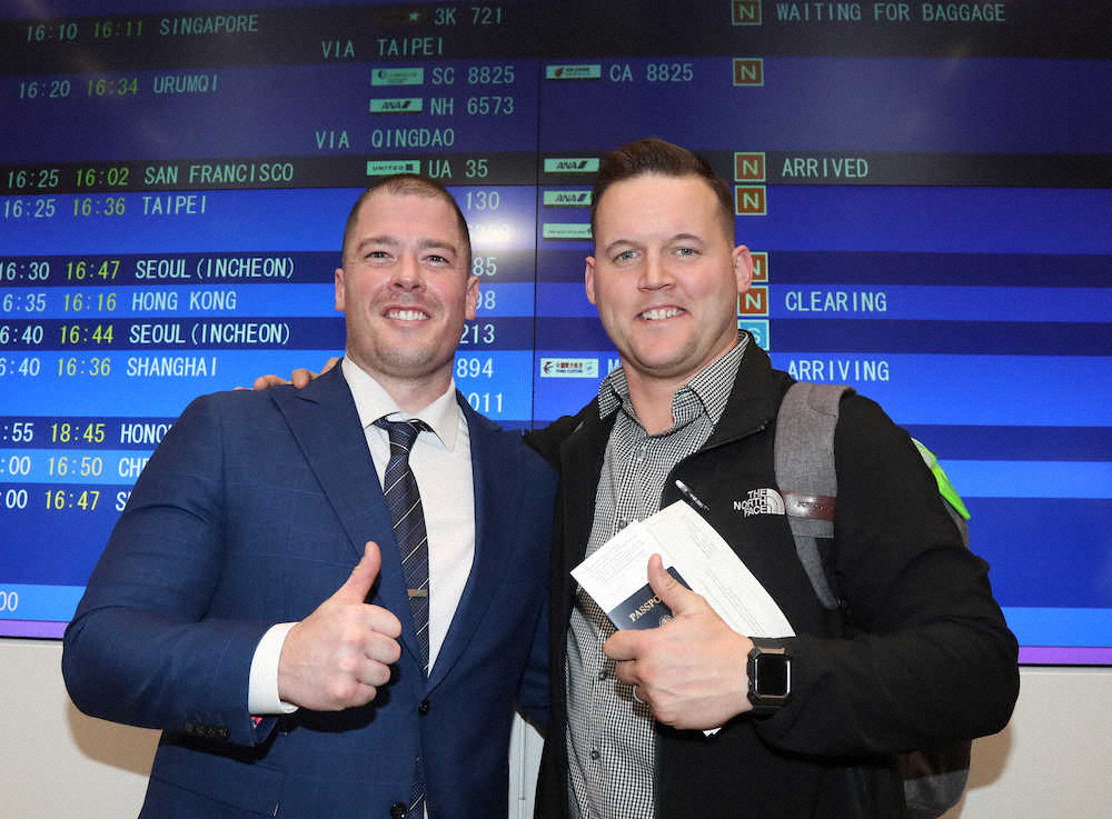 【画像・写真】阪神新大砲候補ボーア、アピールポイントは歌声？　サンズと強打者コンビで来日