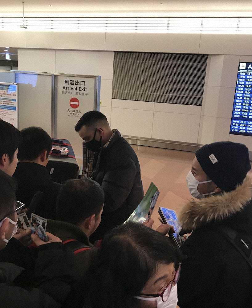 【画像・写真】巨人新助っ人パーラ「初めてした」黒マスクで来日