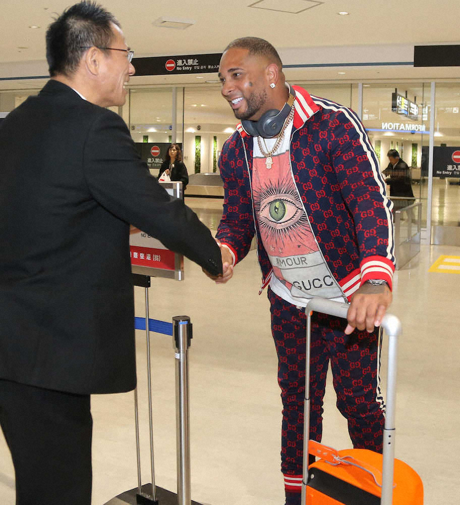 【画像・写真】ソフトB加入のバレンティンが来日「野球人生の中で一番楽しみ」