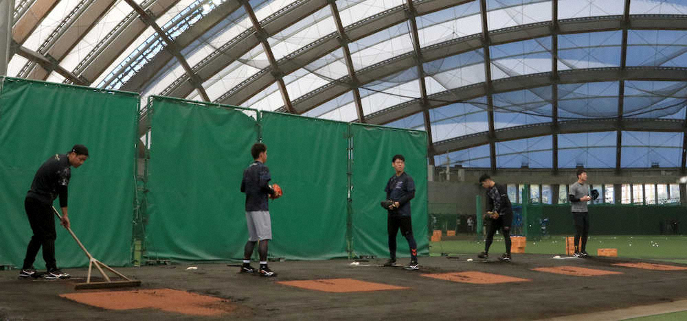 【画像・写真】白熱！巨人先発5枠の争奪戦　合同自主トレ初日に10投手がブルペン入り