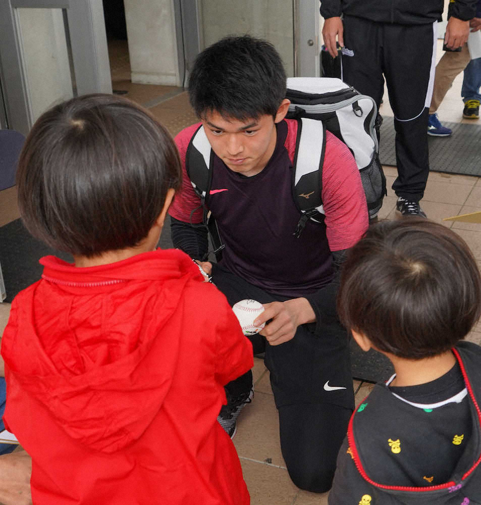 【画像・写真】ロッテ・ドラ1朗希　初ブルペンへ「三者面談」　本人ウズウズ「いつ投げられますかね」