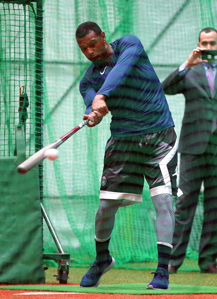 【画像・写真】オリックス・ジョーンズ　素手でフリー打撃　米449発ゲレロ氏直伝練習法　27日は道頓堀散策