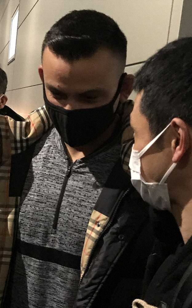 【画像・写真】巨人新外国人・パーラ　人生初の黒マスク姿で登場「自分の身を守り、しっかり野球に専念」