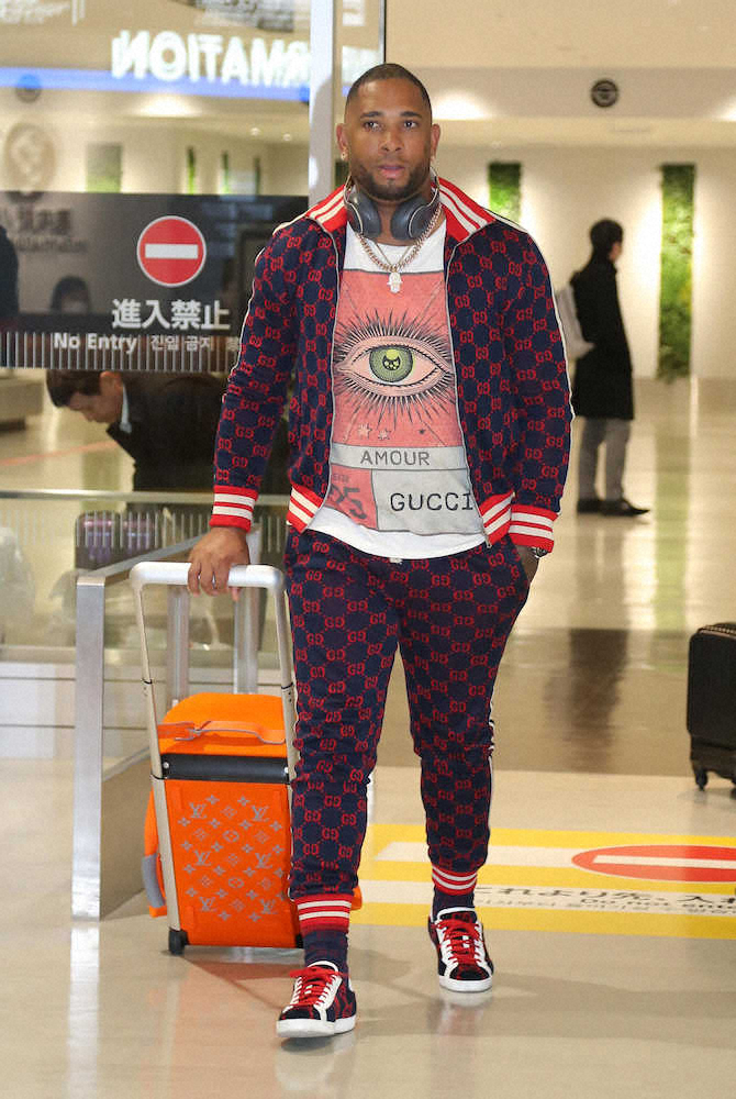 【画像・写真】ソフトB・バレンティン福岡入り「最高の気分。いよいよという感じ」