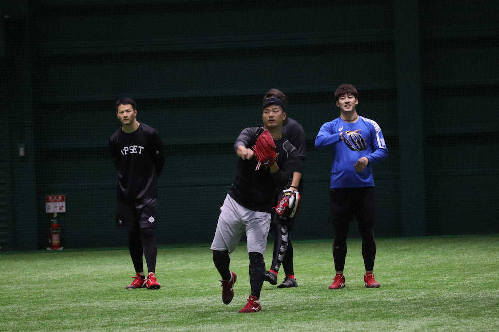 【画像・写真】広島・岡田　制球力修正へ米LAで「珍トレ修行」　中継ぎ転向のヒントつかんだ！