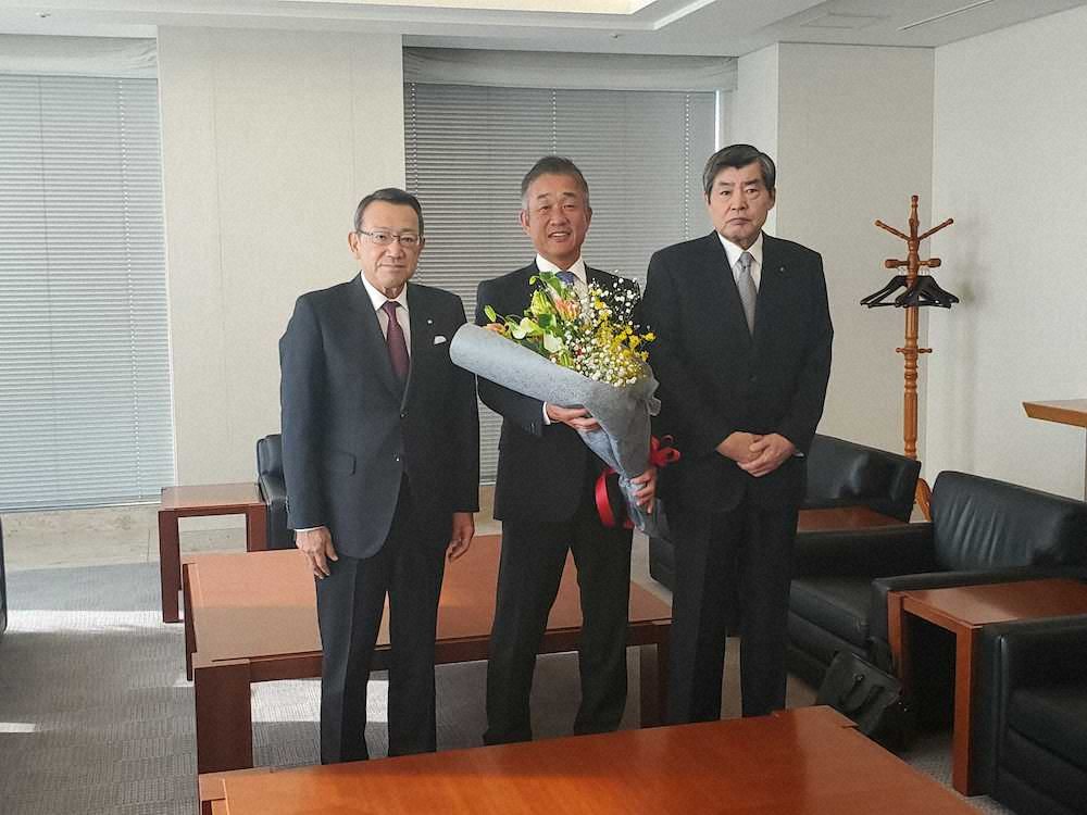 古巣の日本通運を訪問した西武・辻監督と渡辺健二会長（右）、斎藤充社長（左）