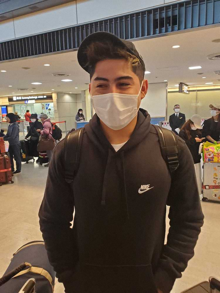 【画像・写真】日本ハム・ビヤヌエバが来日　大砲への期待「100％の力を出し切りたい」